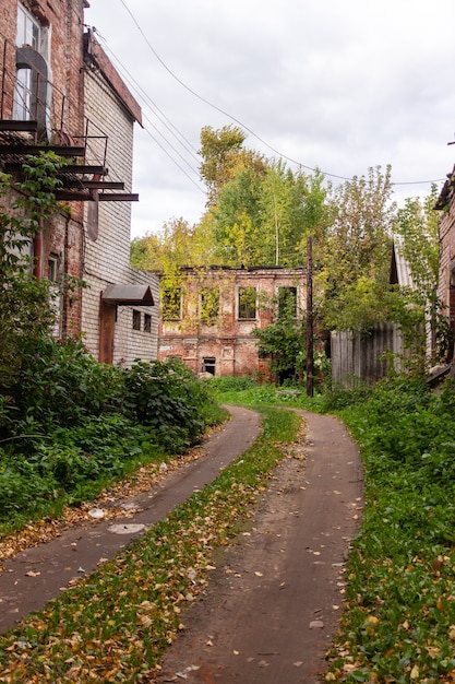 старое здание в россии летом