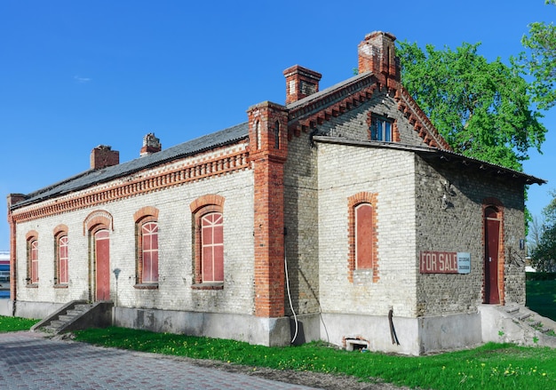 Продается старое здание в центре Вентспилса в Латвии. Город в Курляндии, Латвия. Латвия – одна из стран Балтии.