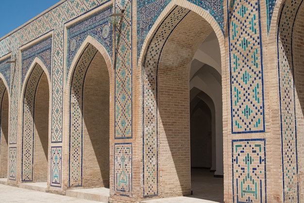 Il vecchio edificio, il muro con gli archi. antichi edifici dell'asia medievale. bukhara, uzbekistan