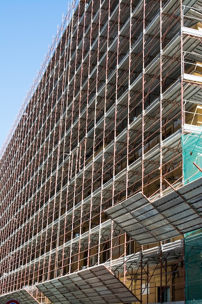 Il vecchio edificio con l'impalcatura a roma, italia.