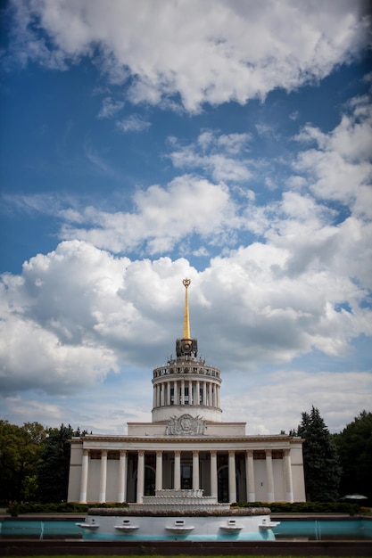 Vecchio edificio con guglia e colonne. kiev, ucraina. kiev la capitale dell'ucraina.