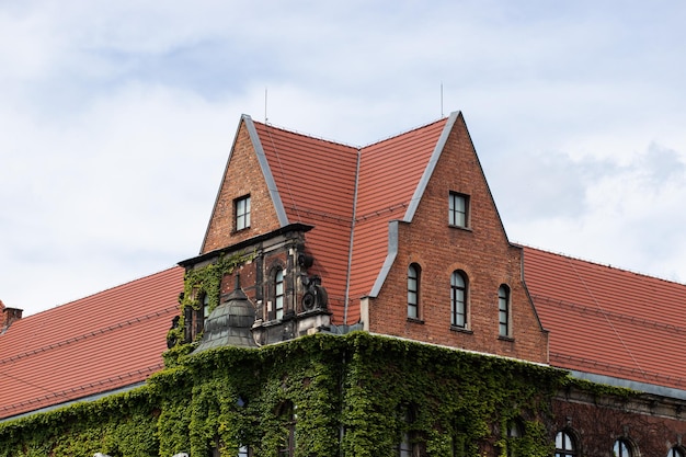 Foto vecchio edificio a wroclaw, in polonia