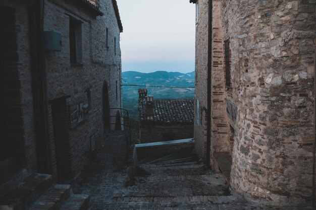 Foto vecchi edifici contro il cielo