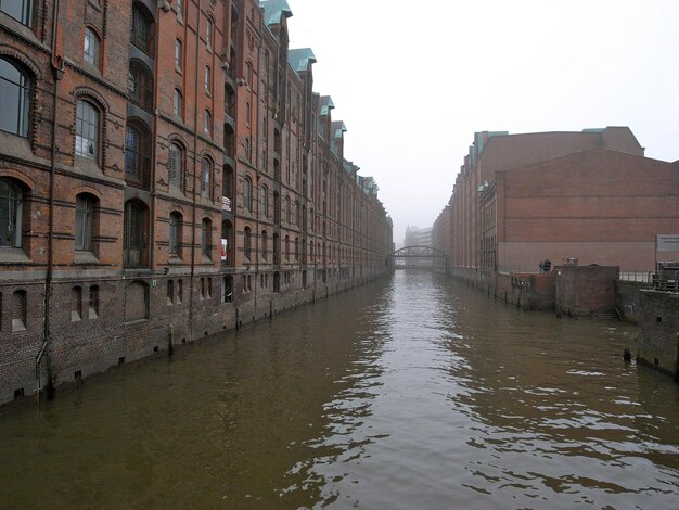 Foto vecchi edifici sulla riva del canale