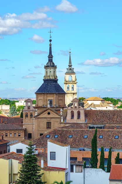 마드리드의 기념비적인 도시인 알칼라 데 에나레스(Alcala de Henares)의 오래된 건물과 교회 탑