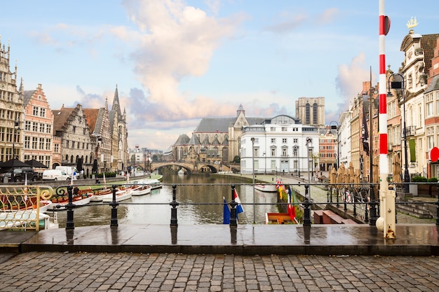 Vecchi edifici sul porto di graslei al giorno, gand, belgio