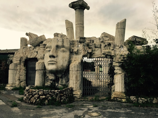 Foto vecchia struttura costruita contro il cielo