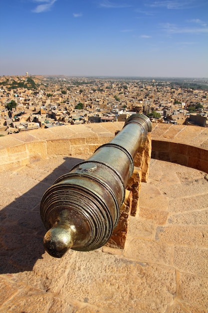 Jaisalmer 요새의 지붕에 오래 된 대포