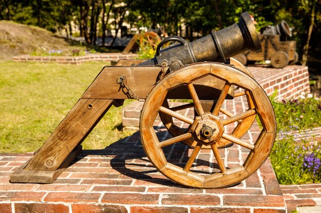 写真 夏には古い大砲が公園に立っています。水平フレーム