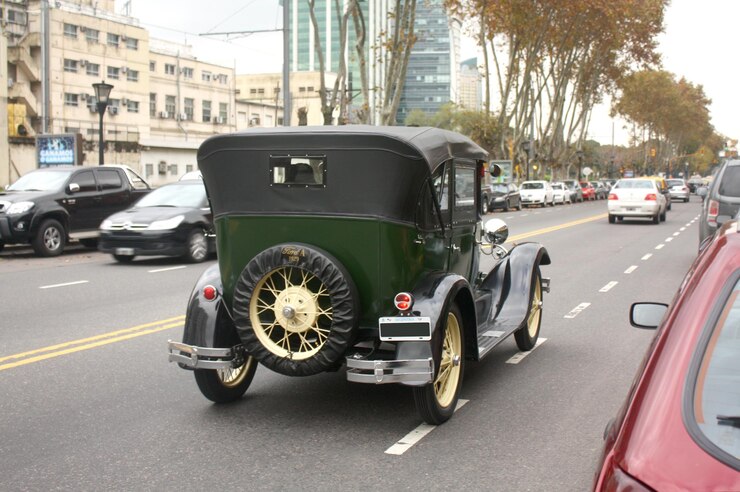 通りを下る古い車