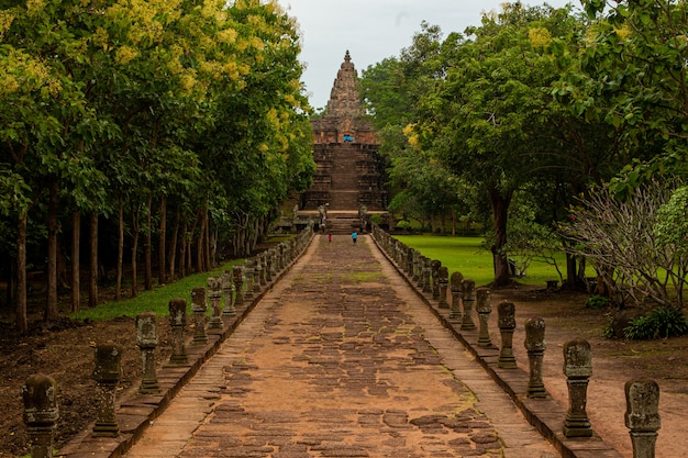 Foto vecchio castello in thailandia in un clima tempestoso