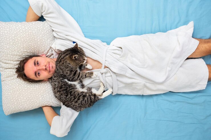 家で男性の首に寝ている老猫