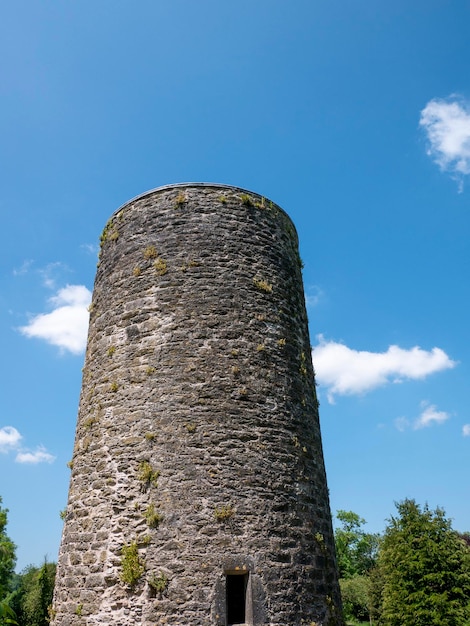 푸른 하늘 배경 위에 있는 오래된 켈트 성 타워 아일랜드 켈트 요새의 블라니 성