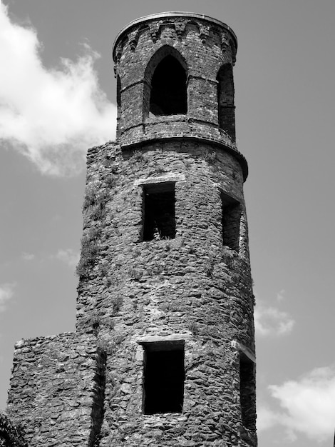 Photo old celtic castle tower over blue sky background blarney castle in ireland celtic fortress