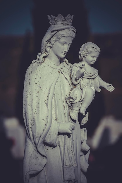 Foto vecchio cimitero con tombe in luogo santo spagnolo