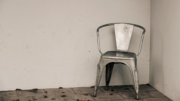 Photo old chair in abandoned building