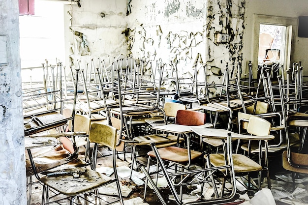 Photo old chairs in abandoned building