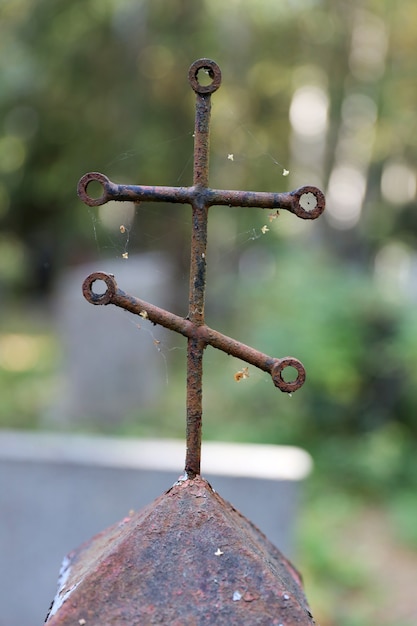 Foto vecchia croce ortodossa cristiana nel cimitero. foto di alta qualità