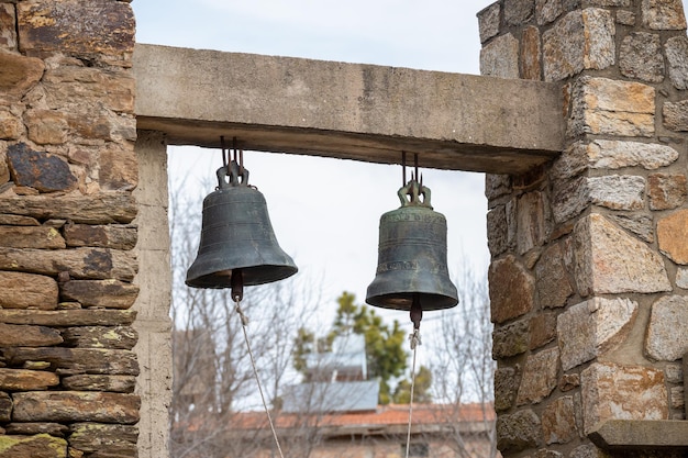 Vecchie campane della chiesa in argentina.