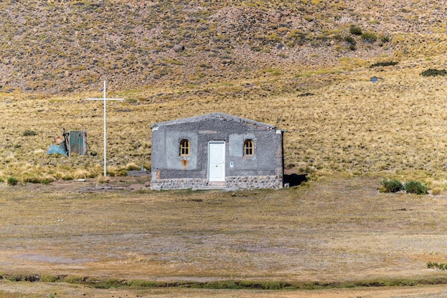 Foto vecchia chiesa in campagna comunità mapuche argentina