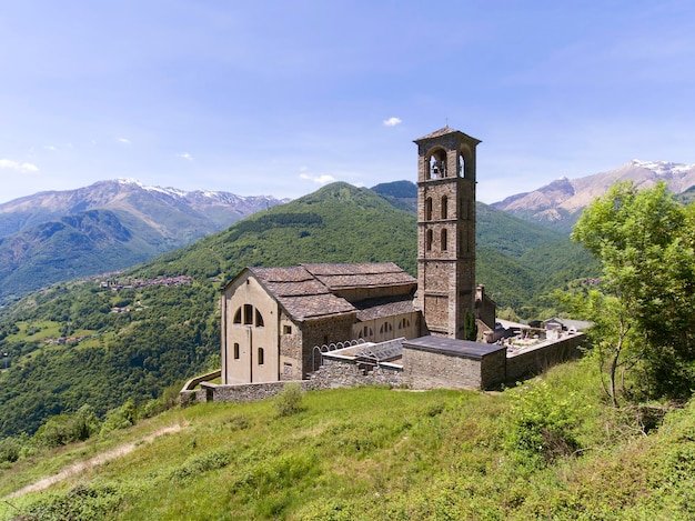 イタリアの山の間の古い教会