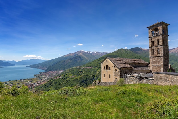Старая церковь возле озера Комо в Италии