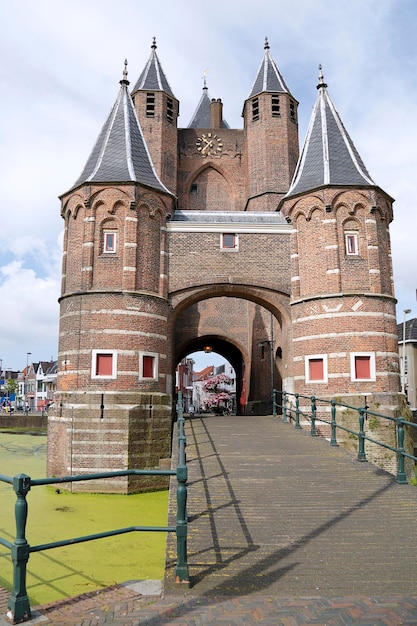 Foto vecchia porta della città amsterdamse poort a haarlem paesi bassi