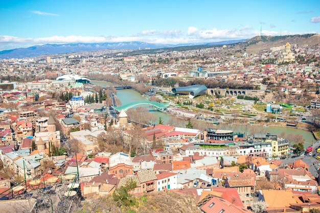 Photo old city new summer rike park river kura the european square and the bridge of peace