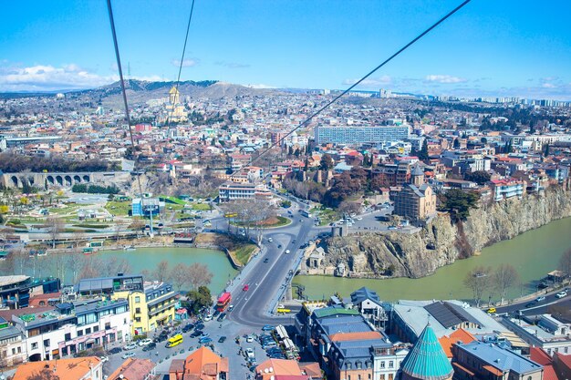 Photo old city new summer rike park river kura the european square and the bridge of peace