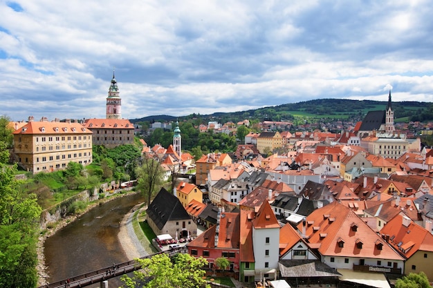 チェコ共和国のチェスキークルムロフにある州立城とヴルタヴァ川の曲がりくねった旧市街。