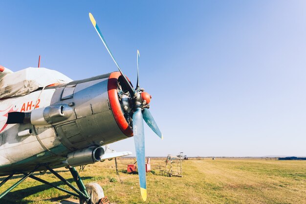 フィールド上の古い古典的なアントノフ（AN-2）コーンハスカー飛行機