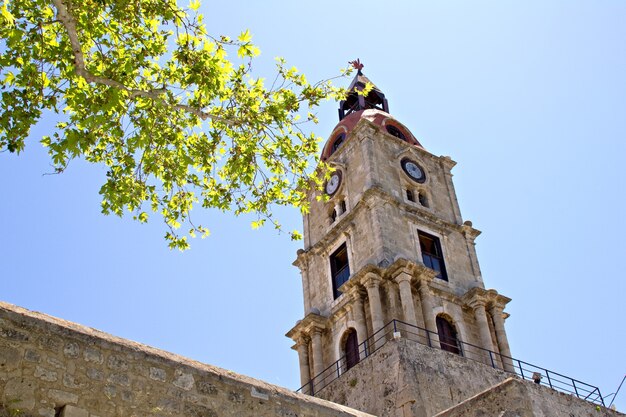 Photo old clock tower in rhodes, greece