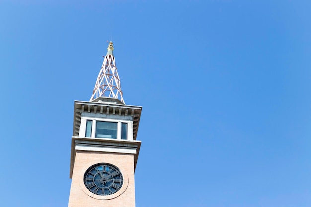 Foto vecchia torre dell'orologio in un centro commerciale