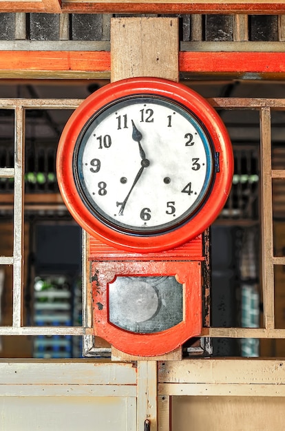 Photo an old clock on the wall