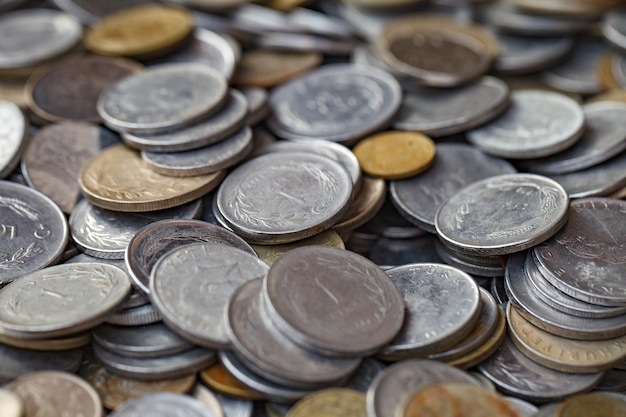 오래된 동전 흰색과 노란색 터키 리라 및 대량 선택적 초점에 설정된 기타 돈