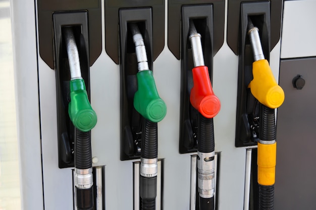 Vecchi distributori colorati della colonna di carburante nella stazione di rifornimento