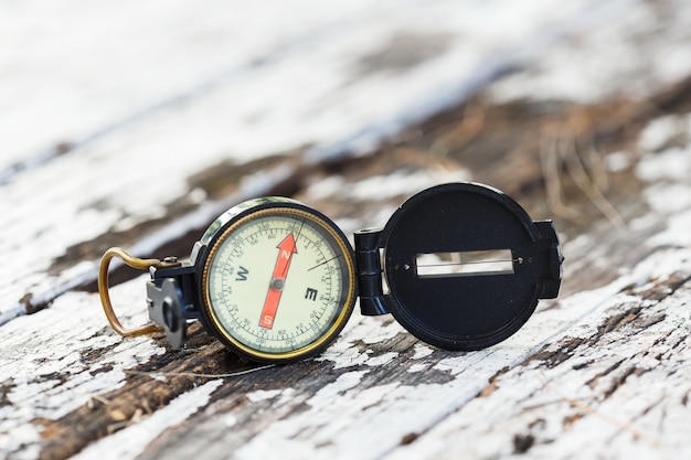 Photo old compass on wooden table