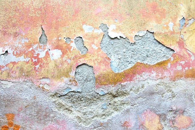 Старая бетонная поверхность с облупившейся краской и штукатуркой
