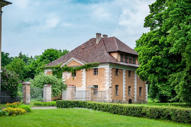 Foto vecchia casa di campagna con angoli in rilievo tradizionale vecchia casa padronale in campagna