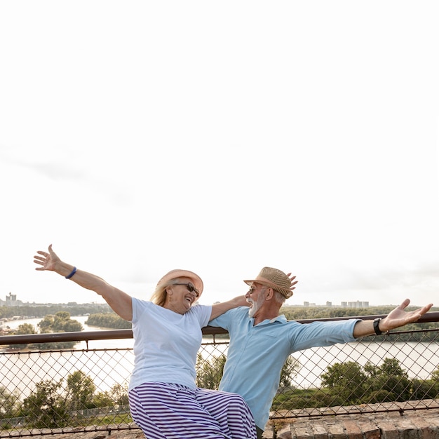 Photo old couple having a good time