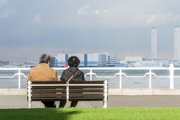 古い夫婦は港の中の眺めを見ます