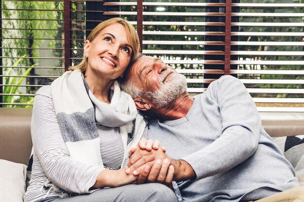 Photo old couple spending leisure time at home