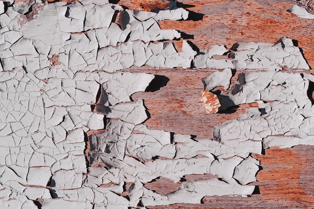 Foto vecchia vernice incrinata su una parete di legno.