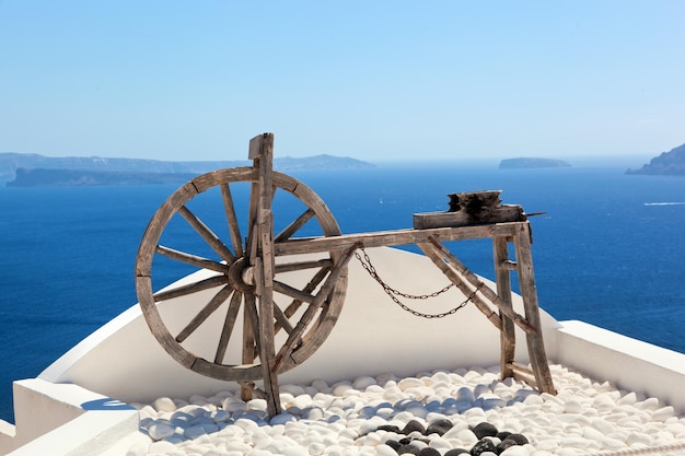 Старая ремесленная машина на крыше острова Санторини, Греция