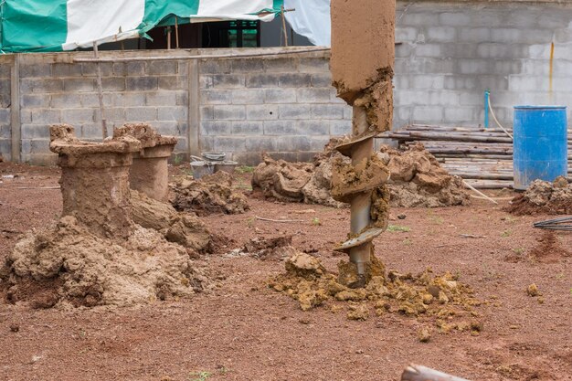 写真 建設中の古い損傷した建物