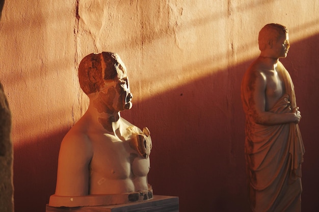 Photo old damaged sculptures at delos