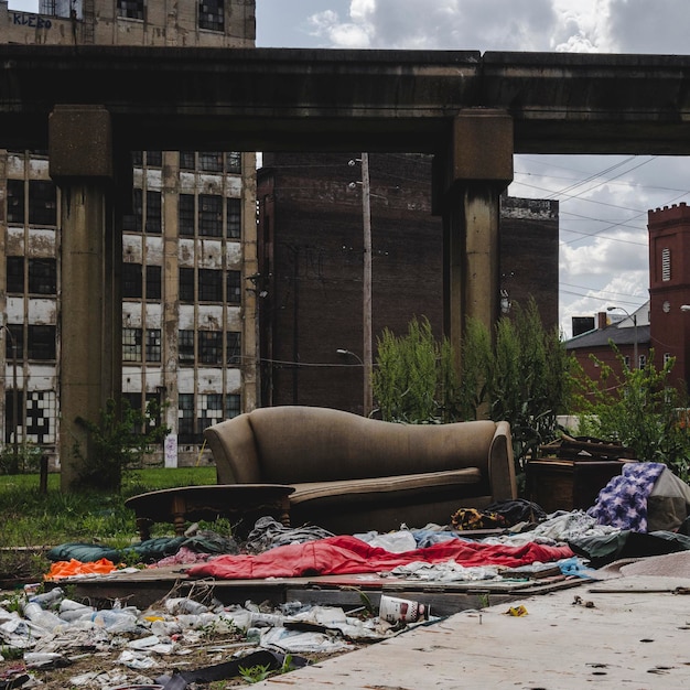 Photo old damaged sofa against abandoned building