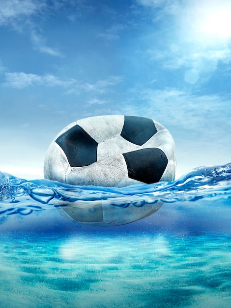海に浮かぶ古い空気を抜いたサッカー ボール