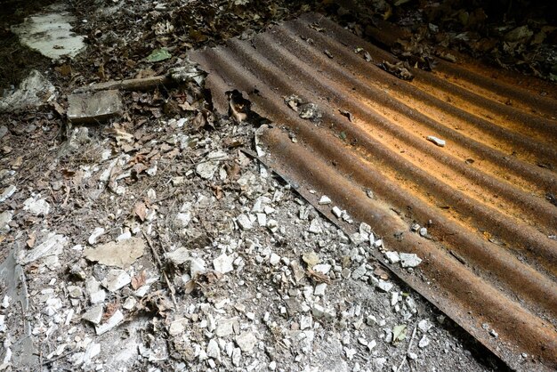 写真 古い遺棄された波形金属