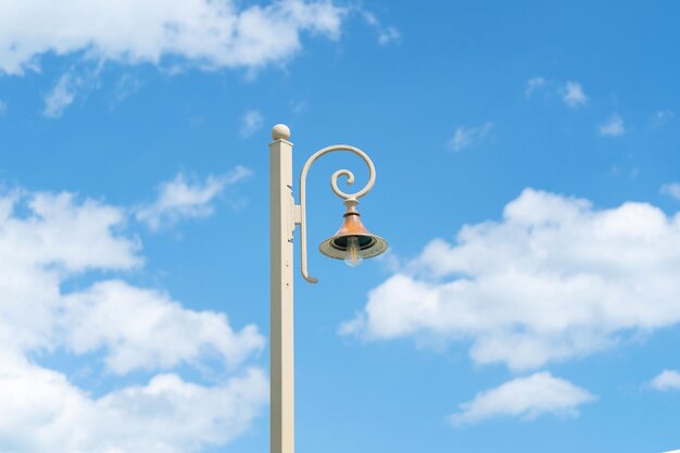 写真 青い空の背景に古いデザインのストリートライト